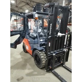 Дизельный вилочный погрузчик Toyota 3т с кабиной